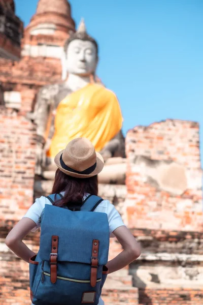 Turistas Asiáticas Llevando Una Mochila Sombrero Visite Wat Yai Chaimongkol — Foto de Stock