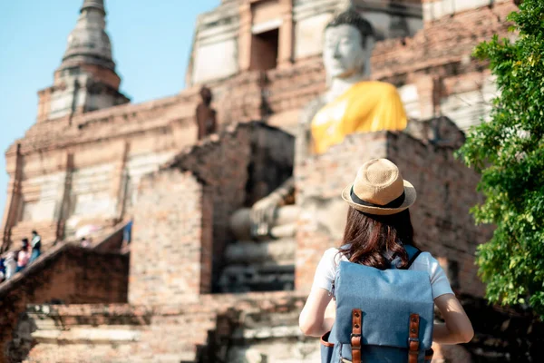Turistas Asiáticas Llevando Una Mochila Sombrero Visite Wat Yai Chaimongkol — Foto de Stock