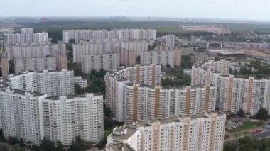 Çok katlı binaları olan bir şehrin insansız hava aracı saldırısı