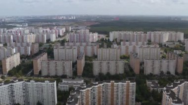 Çok katlı binaları olan bir şehrin insansız hava aracı saldırısı. Yukarı bak.