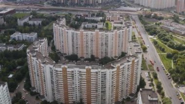 İki çok katlı bir şehrin insansız hava aracı saldırısı. Drone hareket ediyor