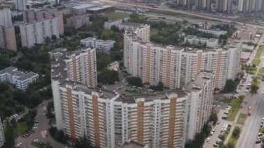 Çok katlı binaları olan bir şehrin insansız hava aracı saldırısı