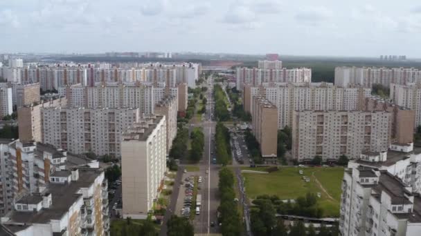 Drone fotografowania miasta z budynków wielopiętrowych i długa droga z zielonej ulicy — Wideo stockowe