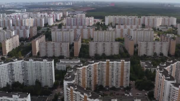 Drone schieten van een stad met meerdere verdiepingen gebouwen. Kijk omhoog. — Stockvideo