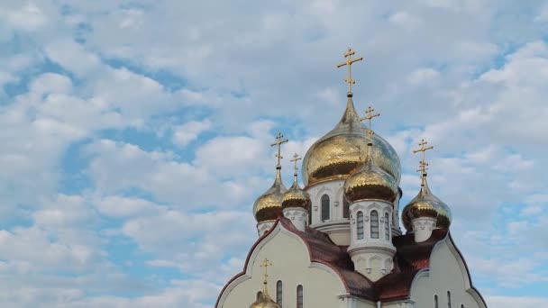 Тімелапсе. Церква із золотими куполами та білими стінами. Небо з рухомими хмарами — стокове відео