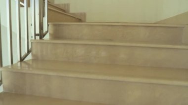 Kamera çok katlı bir binanın merdivenlerinde hareket ediyor.