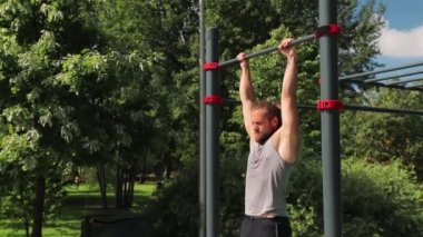 Adam yatay çubuğa zıpla ve ters takla at.