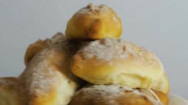 Elmalı turtalar gri arkaplanda dönüyor