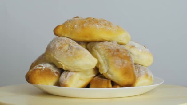 Tartas de manzana está girando sobre fondo gris — Vídeos de Stock