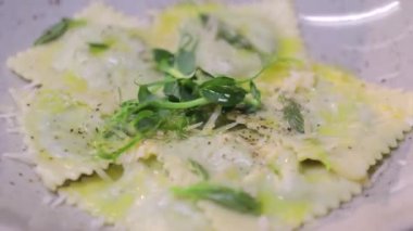 Ispanak ve tereyağlı ravioli.