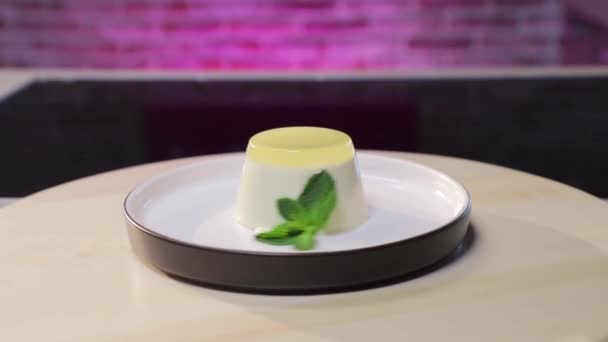 Panna cotta con lima y hoja de menta en un plato blanco — Vídeos de Stock