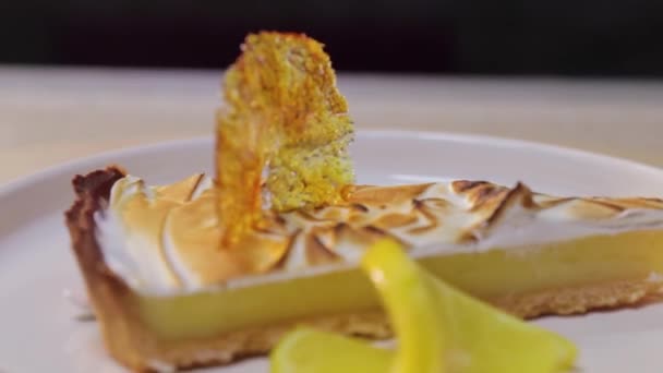 Sobremesa com limão e caramelo derretido, feito de gelatina com pétala de açúcar caramelizado — Vídeo de Stock