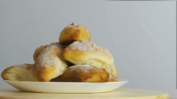 Apfelkuchen rotiert auf grauem Hintergrund — Stockvideo