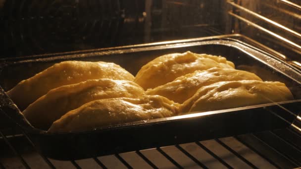 Timelapse, πίτες με πατάτες ψήνονται στο φούρνο — Αρχείο Βίντεο