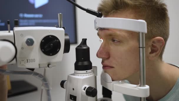 Laserzicht correctie. Dokter controleert patiënt ogen met behulp van autoref keratometer — Stockvideo