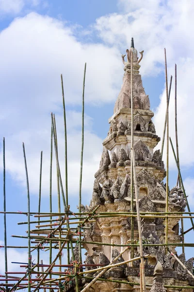 Rénovation d'une ancienne pagode avec échafaudage en bois . — Photo