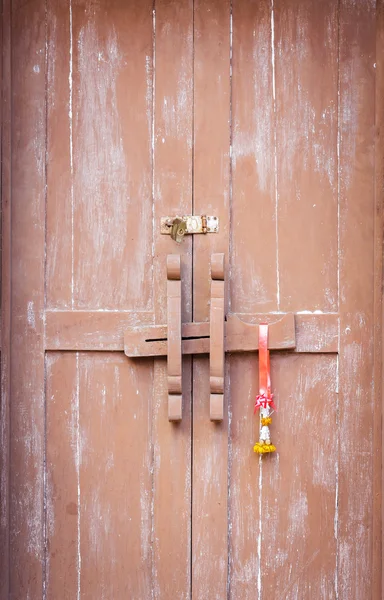 Puerta de madera marrón vieja y mango de madera  . — Foto de Stock