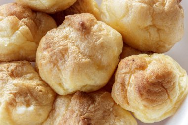 Tatlı pasta. Vanilyalı muhallebi krem puffs dolu.