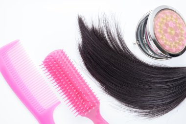 Beyaz arka plan üzerinde siyah saç ve saç fırçası görüntülemek.