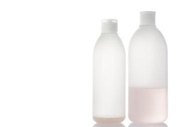 Beyaz background.clipping yolda izole eski şampuan şişesi.