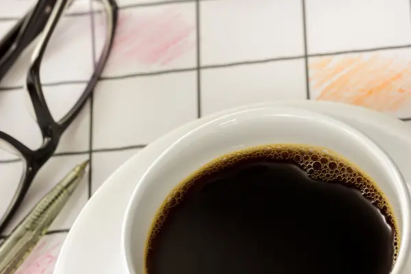 Cerrar una taza de café en el escritorio de la oficina . — Foto de Stock