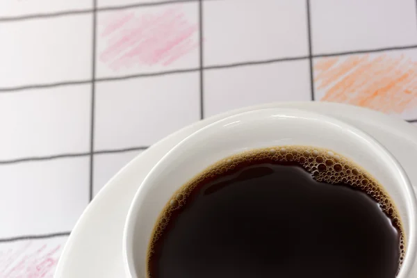 Cerrar una taza de café en el escritorio de la oficina . — Foto de Stock