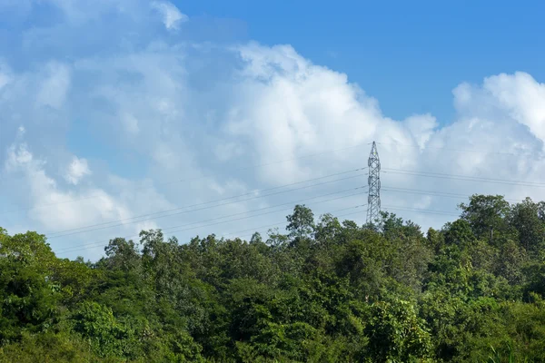 Högspänning inlägg. Högspännings-torn med himmel bakgrund. — Stockfoto