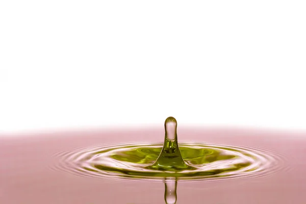 Gota de agua cayendo al agua . —  Fotos de Stock