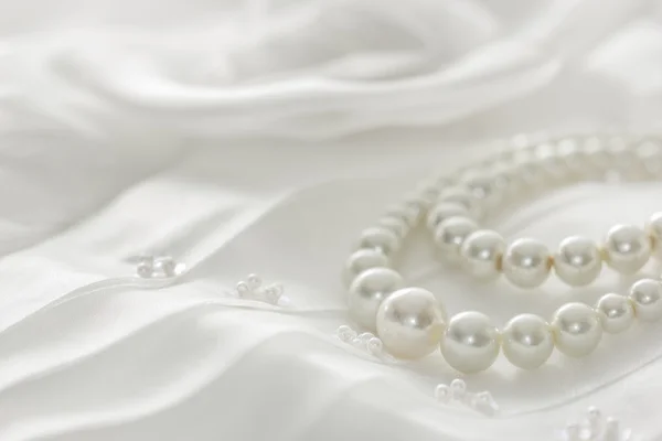 Collar de perlas sobre fondo de encaje, enfoque seleccionado . —  Fotos de Stock