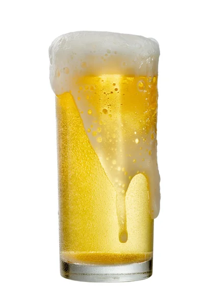 Un bicchiere di birra isolato su sfondo bianco, percorso di ritaglio . — Foto Stock
