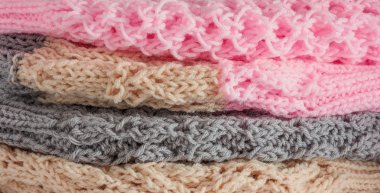 Renkli yün şapka grubu oluşturan arka plan olarak kapatın.