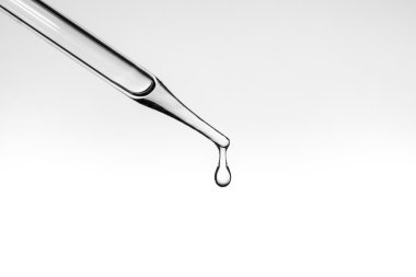 Pipet ile damla beyaz arka plan üzerinde kapatın.