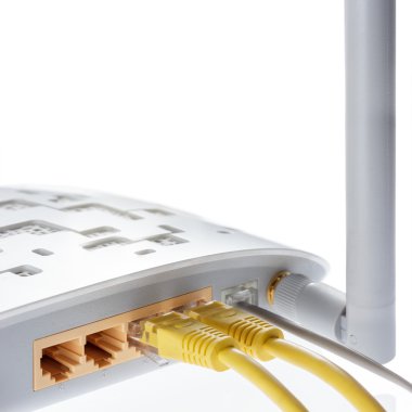 Yakın çekim modem yönlendirici ağ hub'ı beyaz bağlayan kablosu ile
