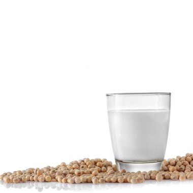 Soya sütü ve soya beyaz zemin üzerine cam.