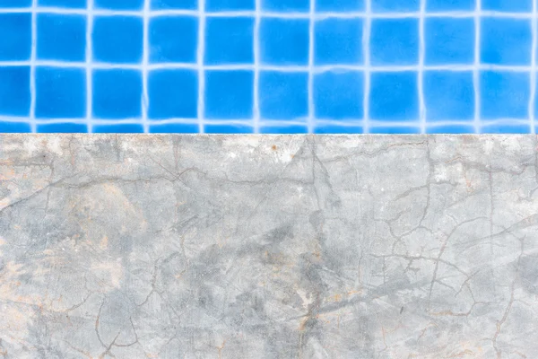 Borda de piscina de concreto com piscina como fundo . — Fotografia de Stock