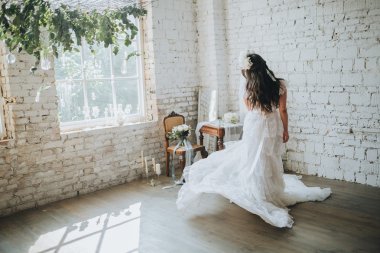 Beyaz gelinlikle güzel kız