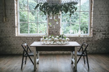 Beyaz peonies cam şişelerde 