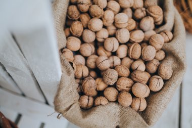 Çanta içinde olgunlaşmış ceviz