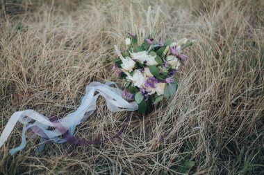 Buket çiçek çimenlerin üzerinde