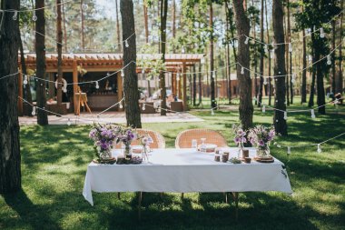 çam ormanı tabloda dekore edilmiş