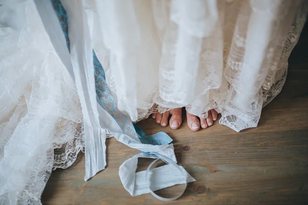 Mädchen im Hochzeitskleid barfuß stehend — Stockfoto