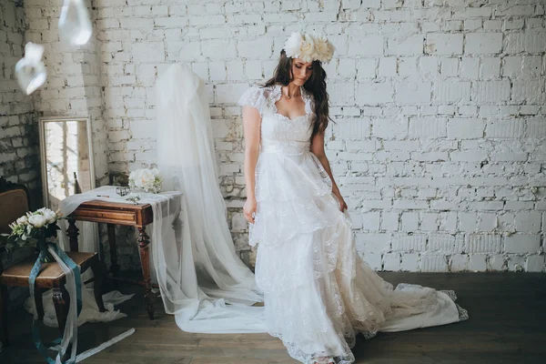 Krásná dívka v bílých svatebních šatech — Stock fotografie