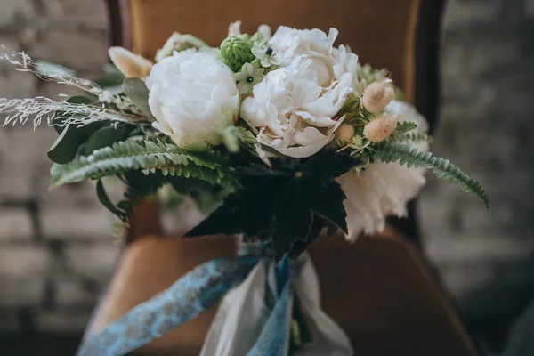 Wedding bouquet on chair — Stock Photo, Image