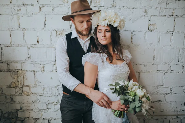 Menina em vestido de noiva e homem bonito — Fotografia de Stock