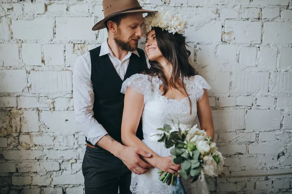 Menina em vestido de noiva e homem bonito — Fotografia de Stock