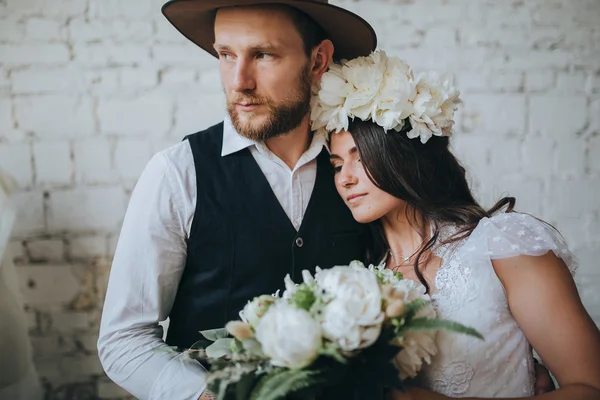 Menina em vestido de noiva e homem bonito — Fotografia de Stock