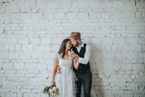 Menina em vestido de noiva e homem bonito — Fotografia de Stock