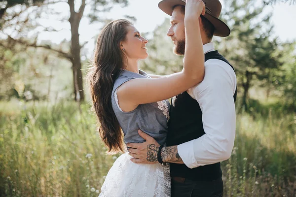 Femme en robe de mariée et homme en forêt — Photo