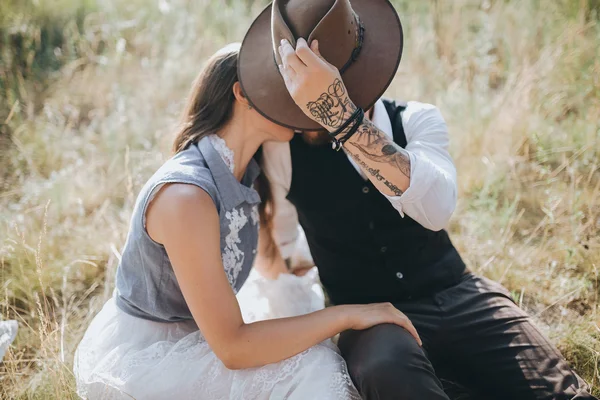 Mulher em vestido de noiva e homem na floresta — Fotografia de Stock