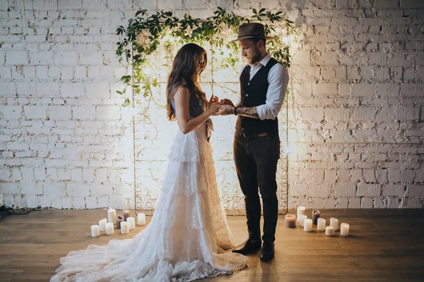 Mädchen im Hochzeitskleid und Mann im Anzug — Stockfoto